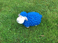 Lustiges Deko Schaf bunt Lamm Blau Weiss Tierfigur Gartenfigur Tier